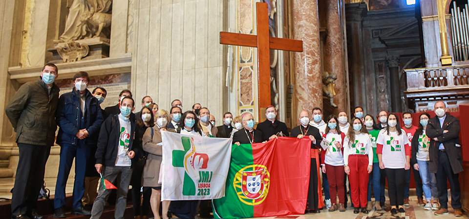 Portuguese representatives with the World Youth Day Cross and Icon following Mass at St Peter's Basilica in the Vatican. Image: Dicastery for Laity, Family and Life/Flickr
